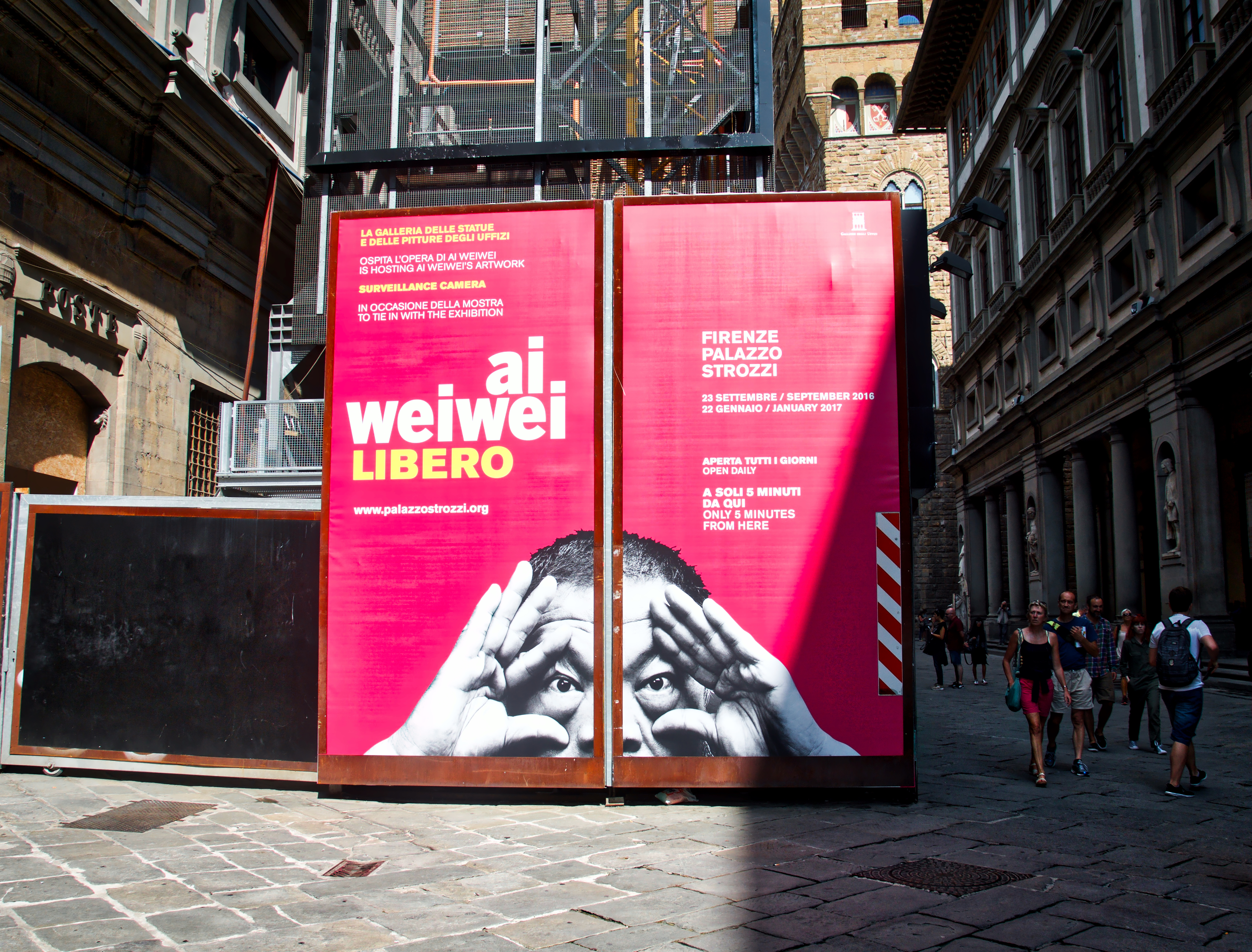 Cartel de Ai Weiwei en la Galería Uffizi.